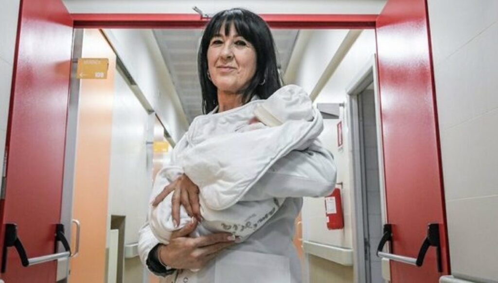 L'ostetrica è corsa davanti alla vettura della donna, si è tolta il cappotto e, vestita da tanguera, ha fatto nascere "a mani nude" la bambina