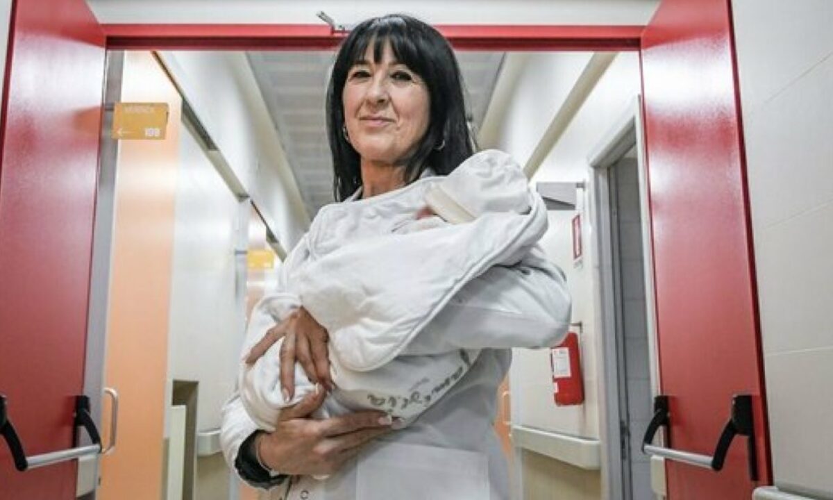 L'ostetrica è corsa davanti alla vettura della donna, si è tolta il cappotto e, vestita da tanguera, ha fatto nascere "a mani nude" la bambina