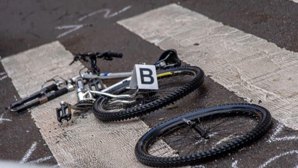 Perde il controllo dell'automobile e urta contro due ciclisti: deceduto un 57enne