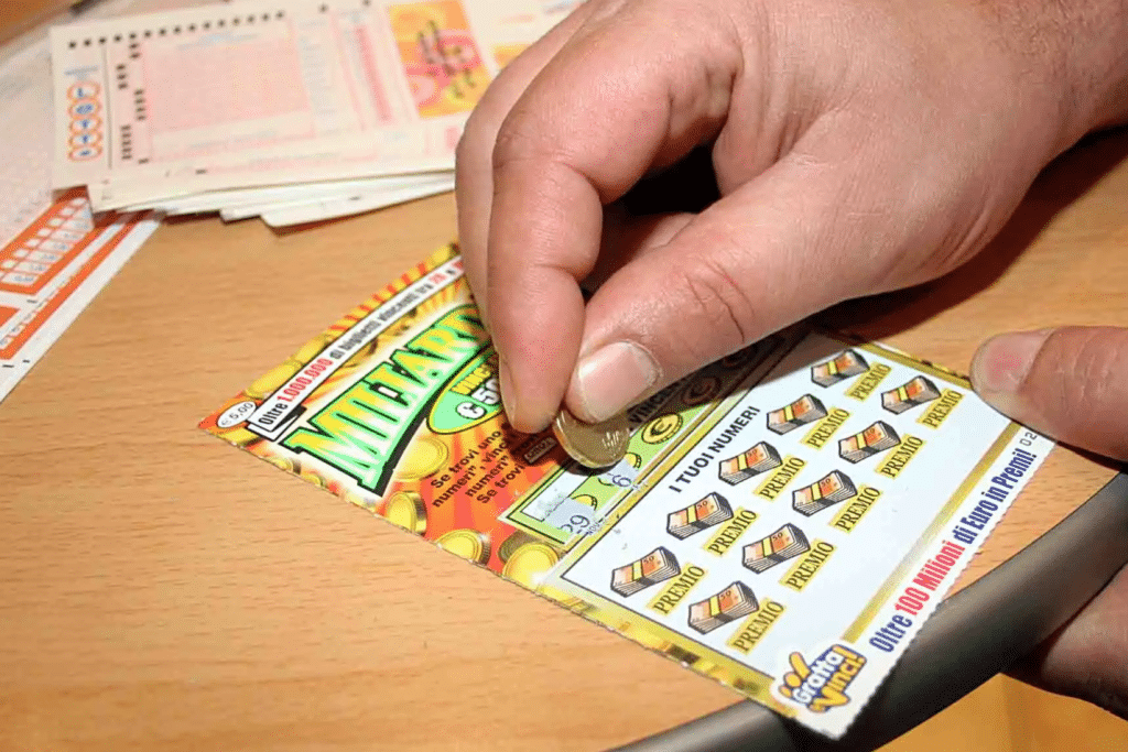 L'uomo avrebbe passato ore a grattare sui biglietti tentando di scovarne uno vincente. Ma pare abbia perso ogni singolo centesimo che aveva in tasca. Anche quello per grattare