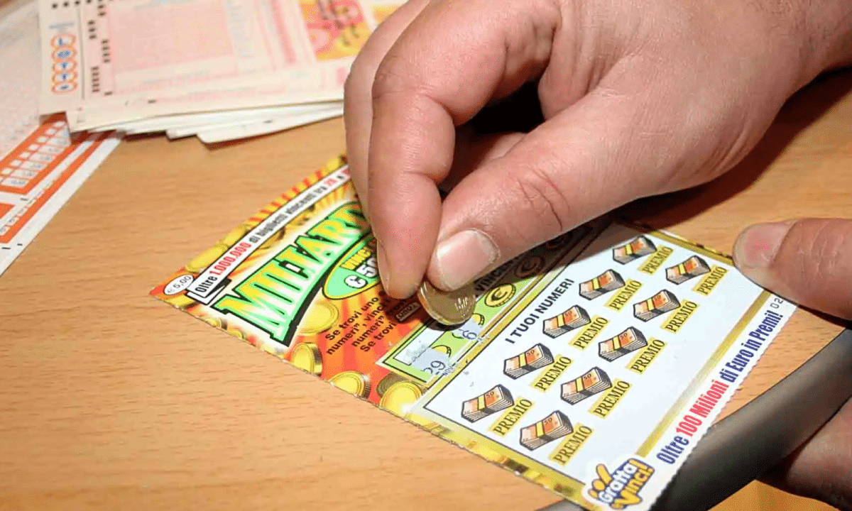 L'uomo avrebbe passato ore a grattare sui biglietti tentando di scovarne uno vincente. Ma pare abbia perso ogni singolo centesimo che aveva in tasca. Anche quello per grattare