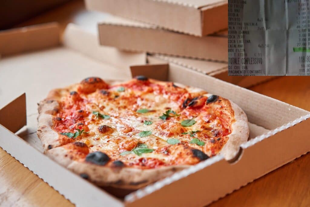 Nello scontrino da 118 euro, postato in rete dalla cliente, salta all'occhio la voce "Box Pizza" da 30 centesimi