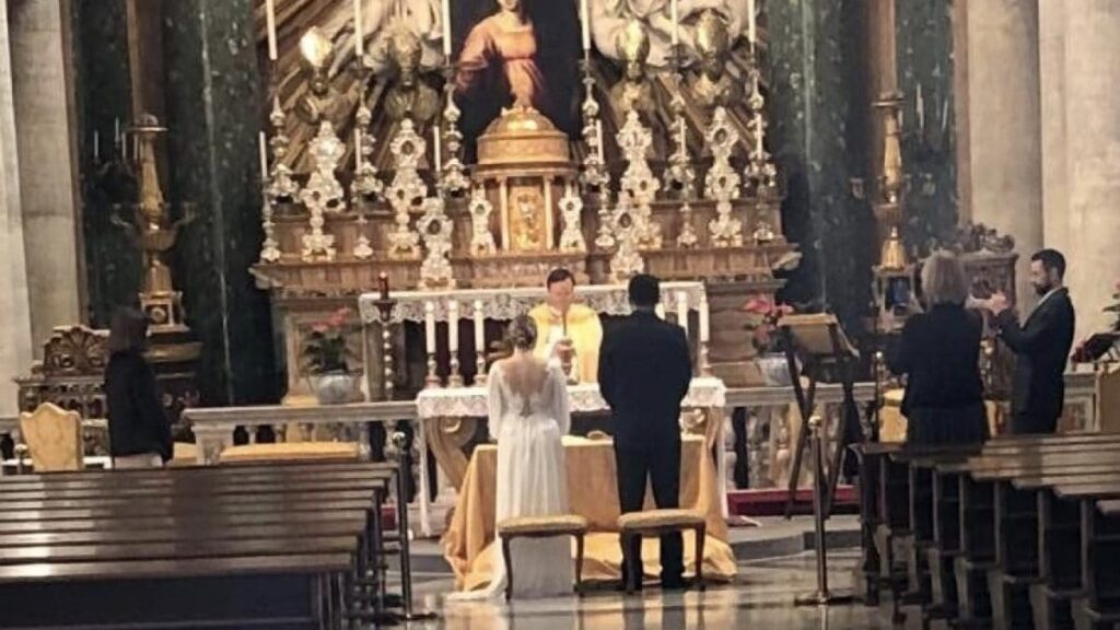 "Forse questo è un matrimonio vero? Senza clamore… Senza bocche da sfamare al banchetto nuziale… ￼senza regali obbligatori e senza fiori strappati solo per ornare la navata… senza “RISO” all’uscita…."