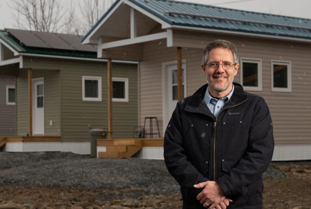 Imprenditore costruisce 99 case per i bisognosi