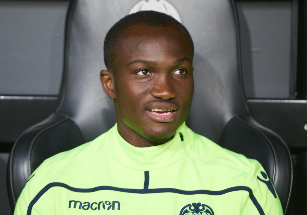 Secondo l'attaccante, era stato proprio il defibrillatore a causare i suoi seri problemi cardiaci. A nulla erano servite le suppliche della famiglia, degli amici e dei compagni di squadra