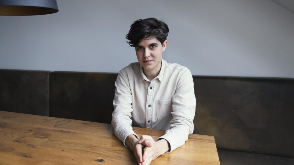 "Se applicata, ad esempio, agli italiani più ricchi, l’imposta potrebbe produrre risorse fino a 16 miliardi di euro all’anno". Intanto la 30enne multimilionaria ha rinunciato proprio l'anno scorso al 90% della sua eredità che sarebbe stata di 3,7 miliardi di euro circa. Milione in più, milione in meno