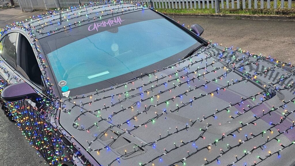 "Il veicolo lasciava passare meno della metà della luce necessaria attraverso i finestrini anteriori. Mentre quelli posteriori erano oscurati, paragonabili a quando si indossano gli occhiali da sole di notte."