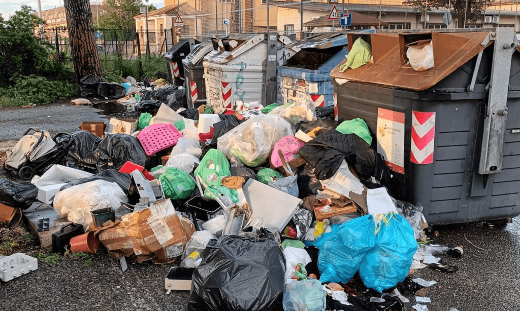 Butta per errore buste regalo per la figlia, i netturbini le riconsegnano, il racconto