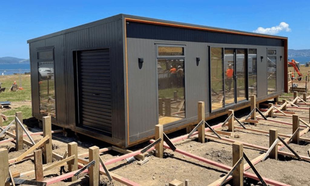 Caro affitti, coppia va a vivere in un prefabbricato Ma non è facile, i "contro" della scelta