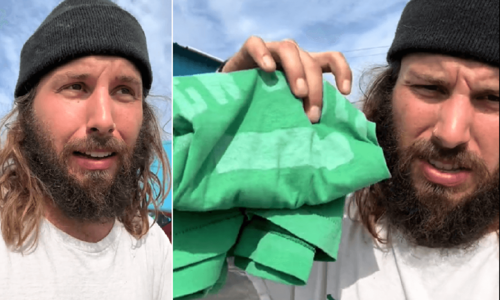 Commessa lo guarda e regala la maglietta Non sono un senzatetto, come è andata