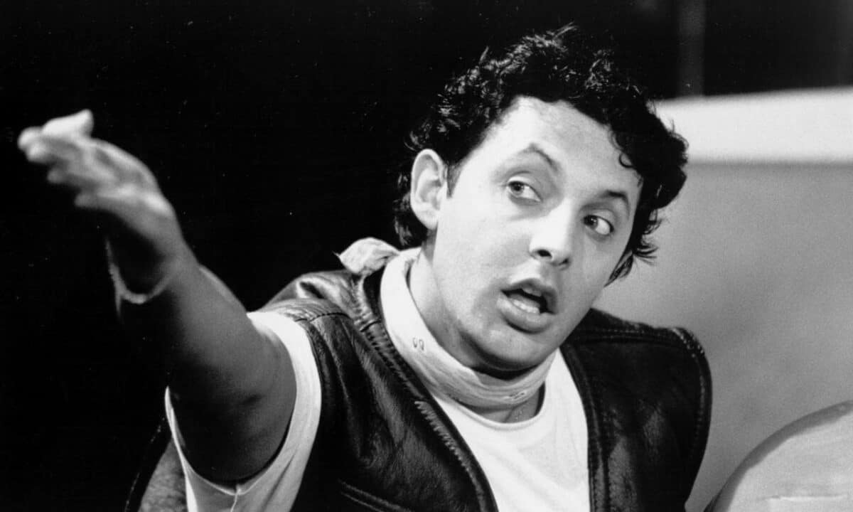 "Personalmente riservo il ‘tu’ a chi ha la forza di combattere per la pagnotta, a chi non vede il salario minimo. Che si prende cura di bagni e autogrill, e di dure fatiche notturne, da guardie giurate o da ambulanzieri"