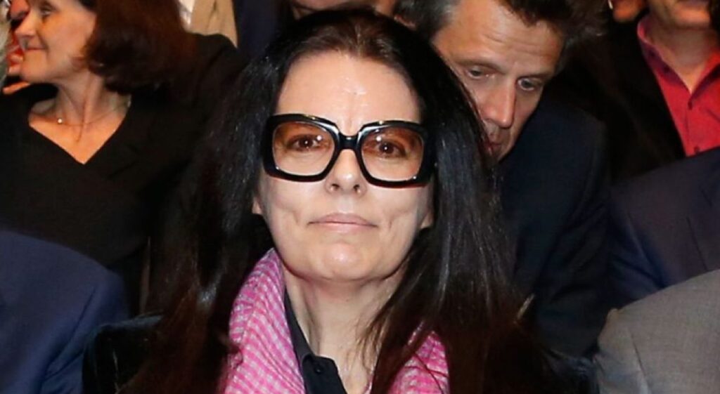 È diventata l'unica erede dell'impero del nonno dopo aver vinto una causa, nel 2008, per far dichiarare sua madre incapace di occuparsi del denaro di famiglia