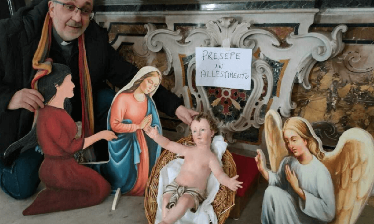 Gesù bambino con 2 mamme nel presepe, non c'è San Giuseppe, ma è polemica