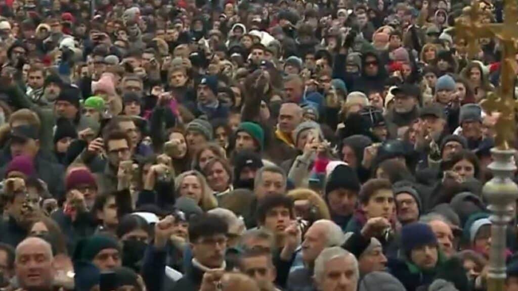 Le migliaia di persone presenti davanti alla Basilica di Santa Giustina hanno iniziato ad agitare i mazzi di chiavi rispettando la richiesta di Elena Cecchettin, sorella di Giulia
