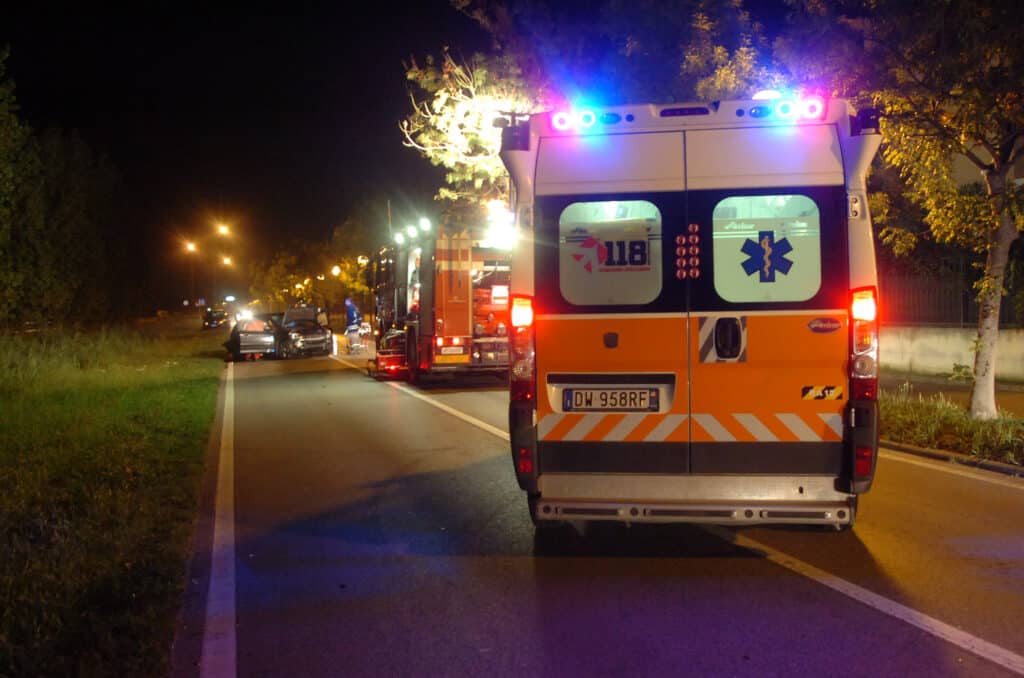 Incidente a Brescia, Suv si ribalta e travolge un'auto: morta 46enne