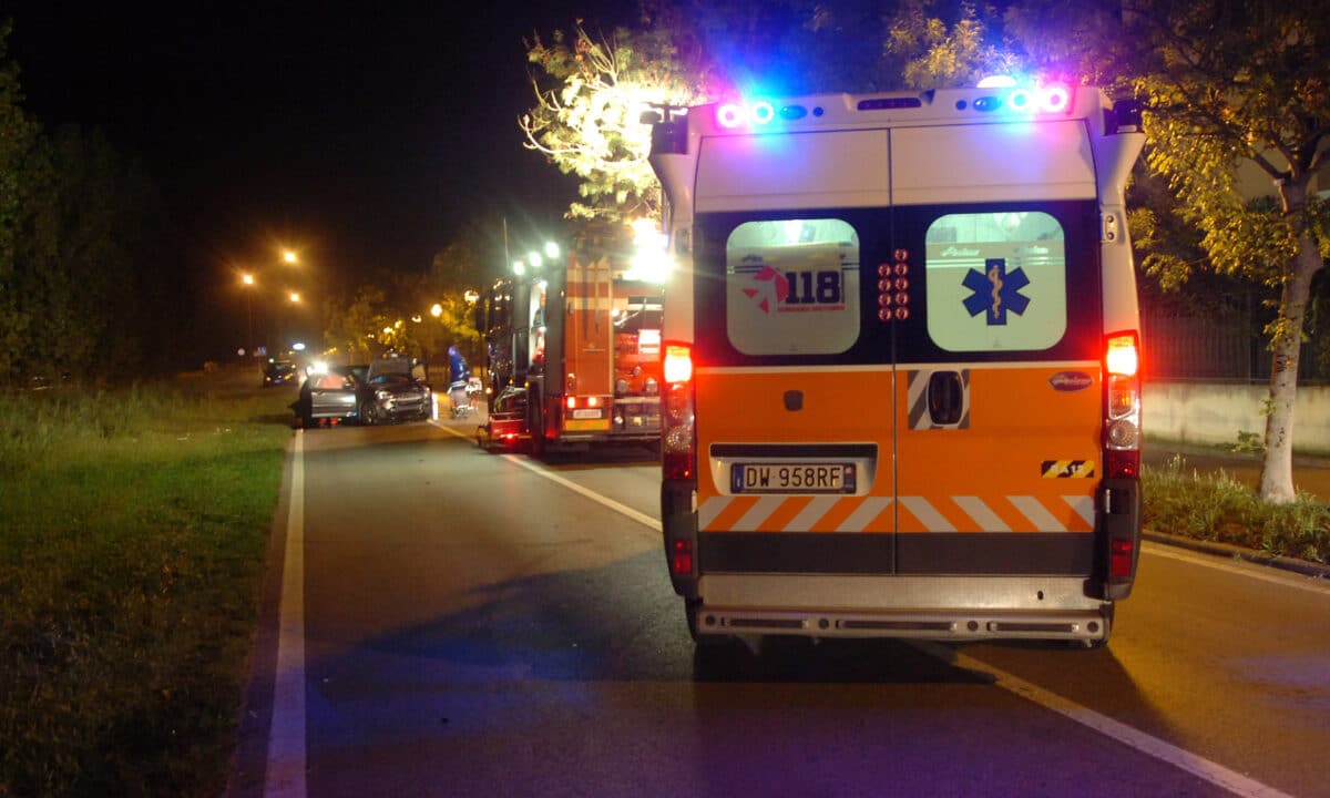 Incidente a Brescia, Suv si ribalta e travolge un'auto: morta 46enne