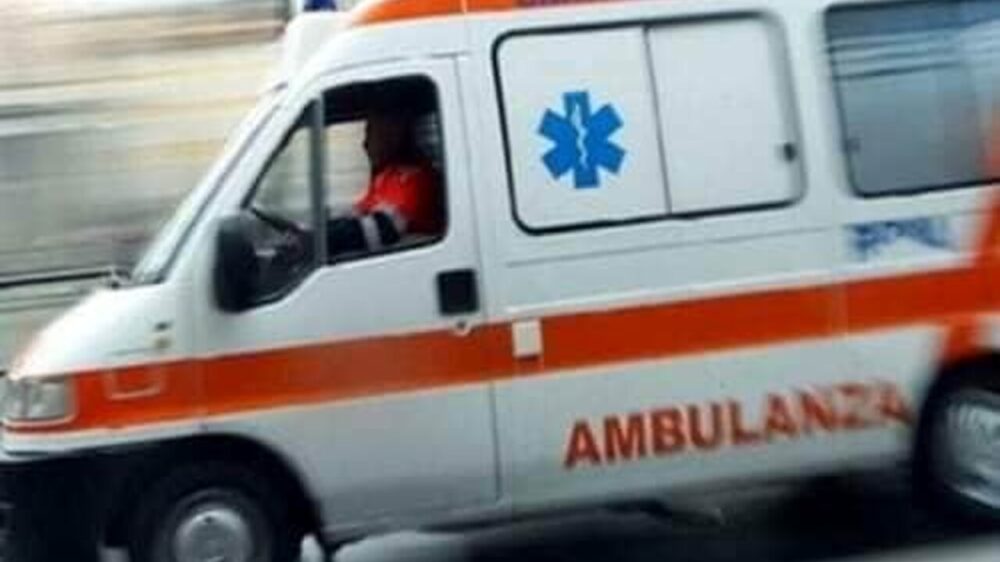 Lavoratore di 55 anni sale sul tetto per ripararlo, ma il vento lo fa precipitare