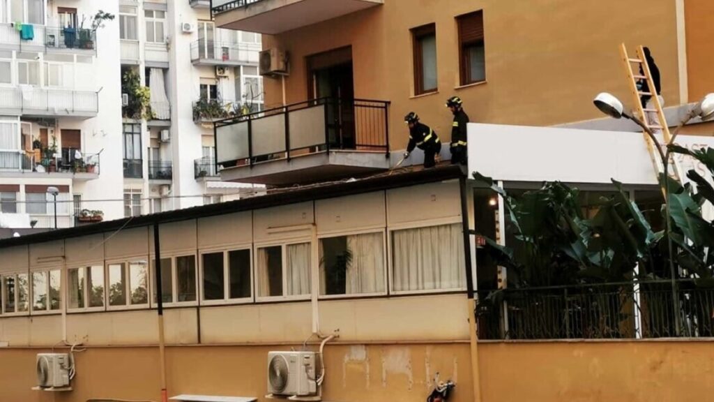 Secondo la dottoressa che per prima lo ha soccorso, il bimbo in ambulanza piangeva e chiamava il padre mentre l'uomo era steso accanto a lui agonizzante