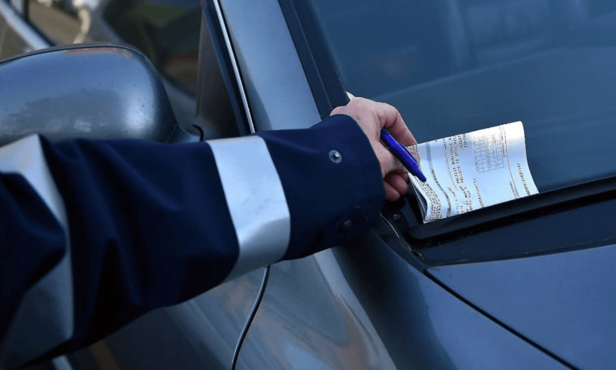 Presta l'auto all'amico per 8 mesi, si ritrova 115 multe da 15mila euro