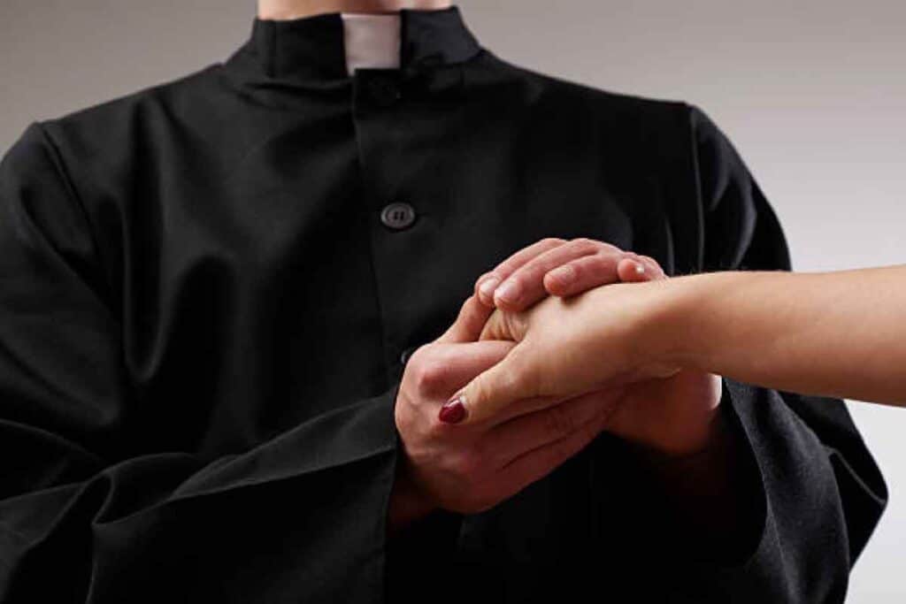 Nei giorni scorsi il prete aveva comunicato che la chiesa sarebbe rimasta chiusa per alcuni giorni. "Vado in missione in un piccolo villaggio dell'Africa." E subito era stato salutato con orgoglio dalla comunità locale