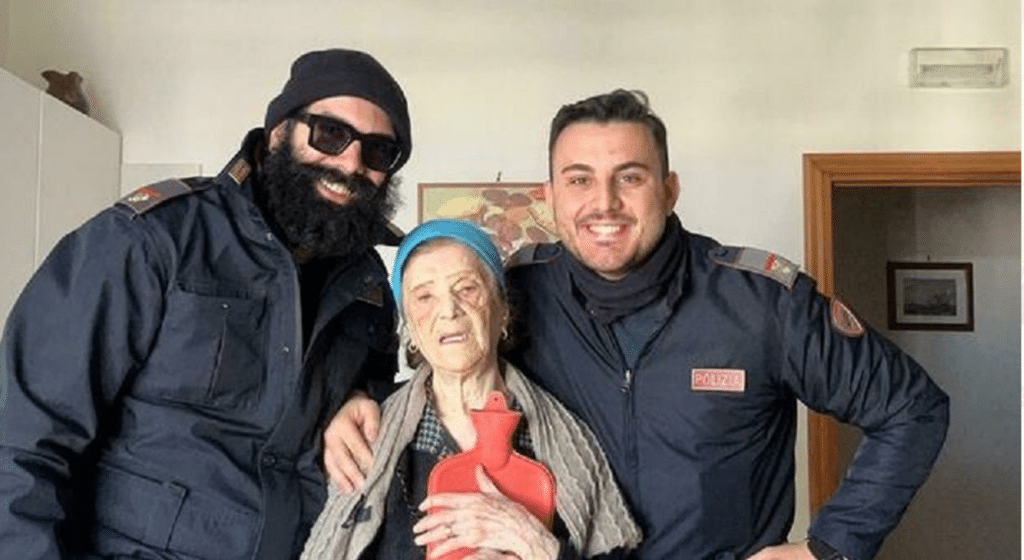 Anziana si sente sola: i poliziotti le preparano il pranzo