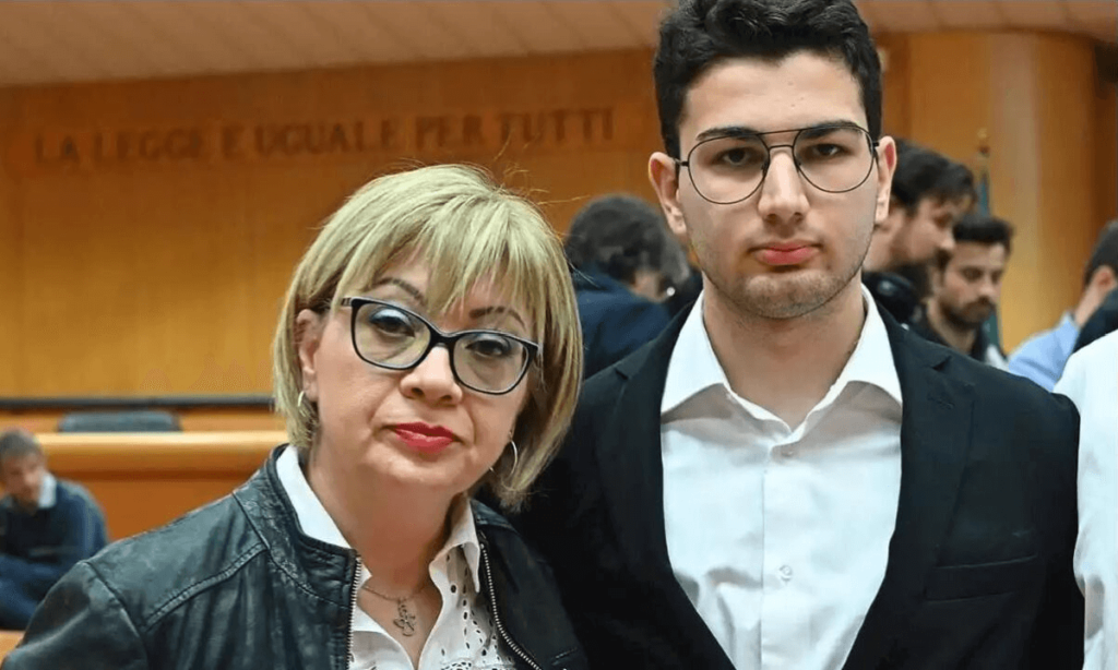 Uccide il papà che picchiava la madre condannato, ma è rivolta, il caso