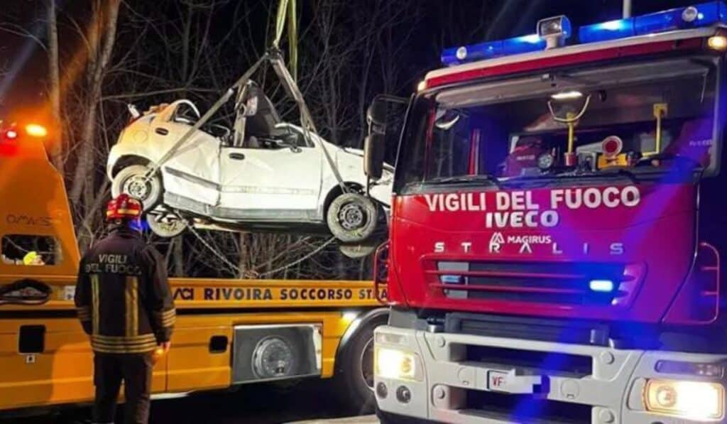 auto sbanda muoiono madre figlia