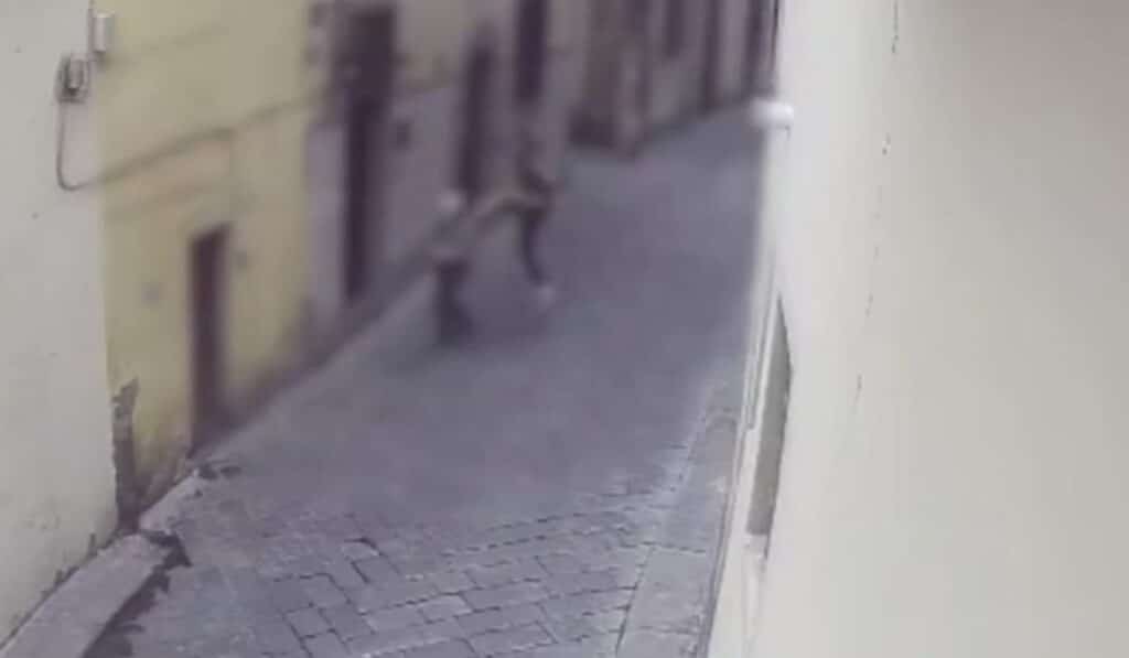 calci pugni anziano responsabile libero