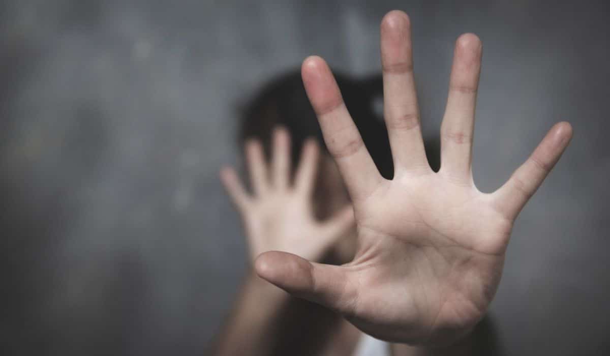 Giovane stuprata tenta di denunciare ma la famiglia non vuole