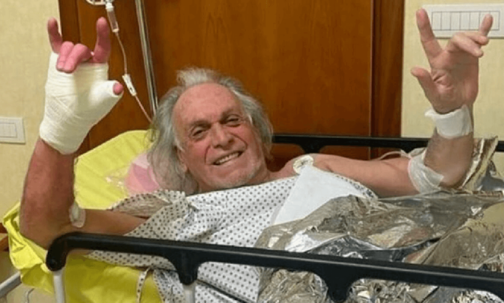 Come sta Riccardo Fogli La FOTO in barella, dall'ospedale, cosa succede?