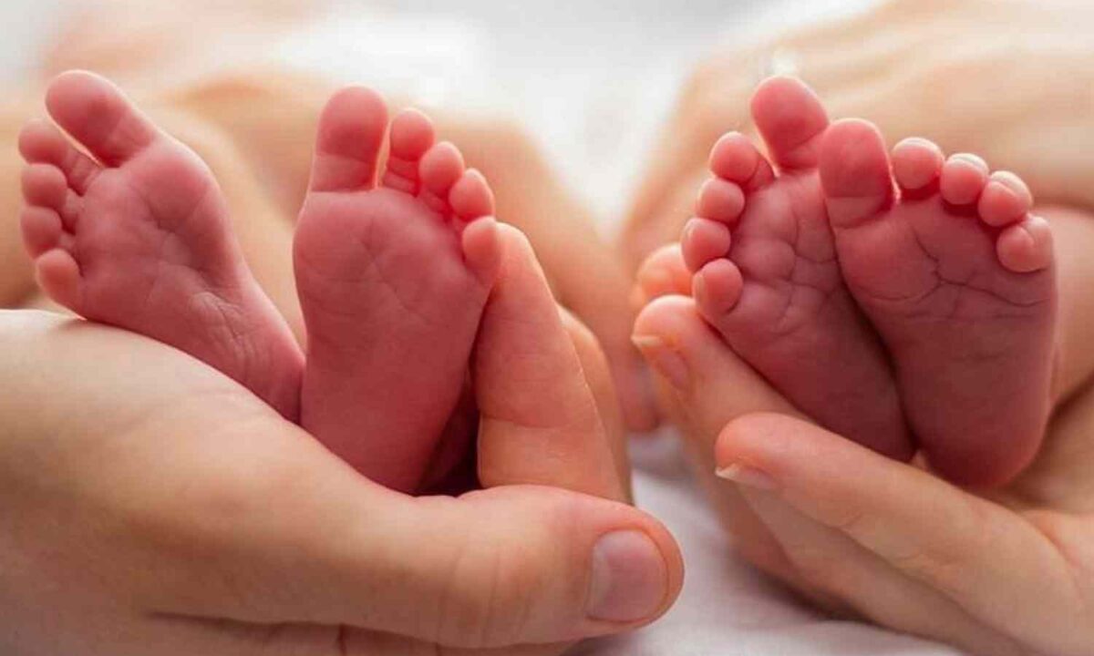 "Una situazione davvero insolita", ha riferito il primario di ostetricia dell'ospedale dove è avvenuto il parto gemellare