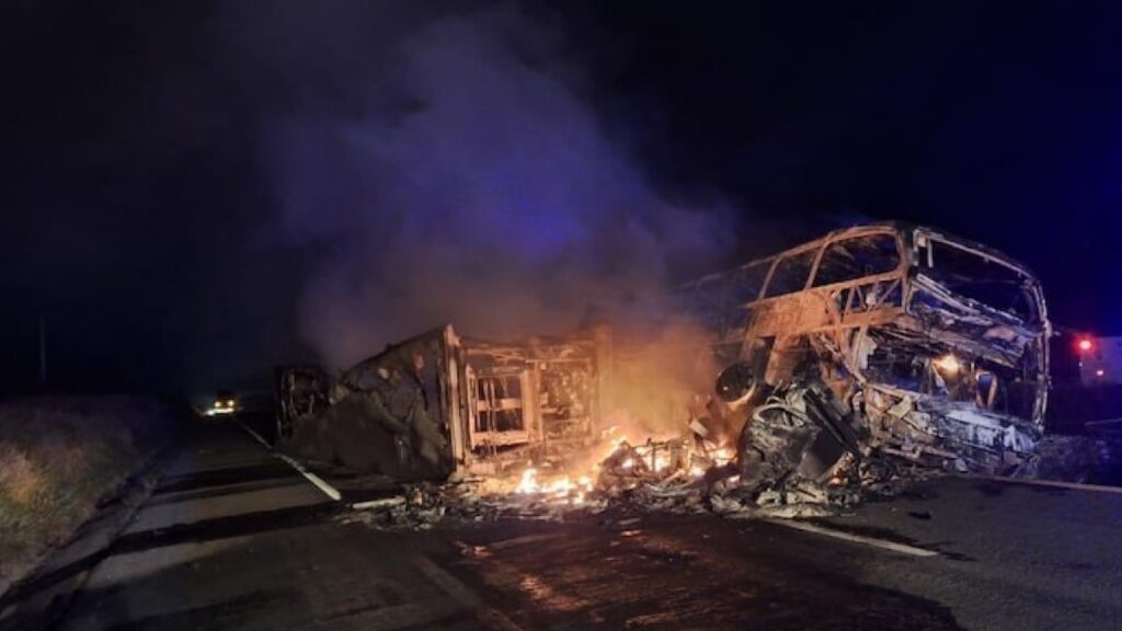 Il terribile frontale ha coinvolto un camion e un autobus a due piani con 47 passeggeri a bordo