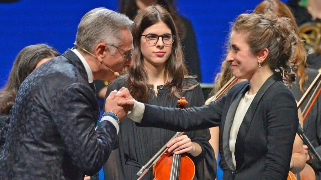 "Da sempre gli uomini esercitano un potere e le donne lo subiscono." Dice la direttrice. E in un'intervista di stamani il conduttore di riflesso parla di patriarcato. "È sbagliato e va combattuto. A Ciao Darwin nessuno è obbligato a ballare o a fare Madrenatura e lo stesso vale per i maschi. Non c'è volgarità nel corpo umano. La vergogna è negli occhi di chi guarda. La morbosità è un'altra cosa."