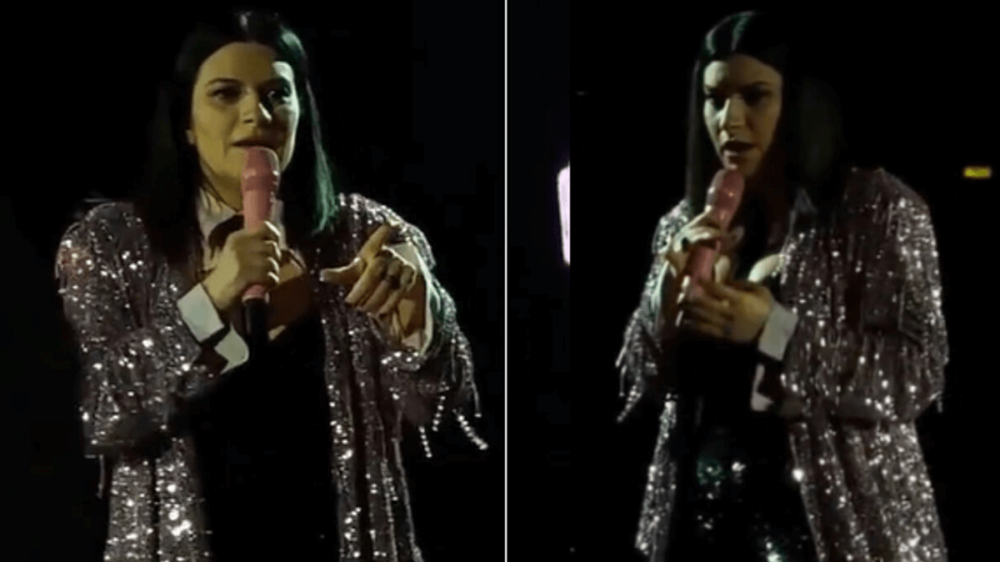 Laura Pausini sbotta per un cartello al concerto Che vada a…, con chi ce l'ha?