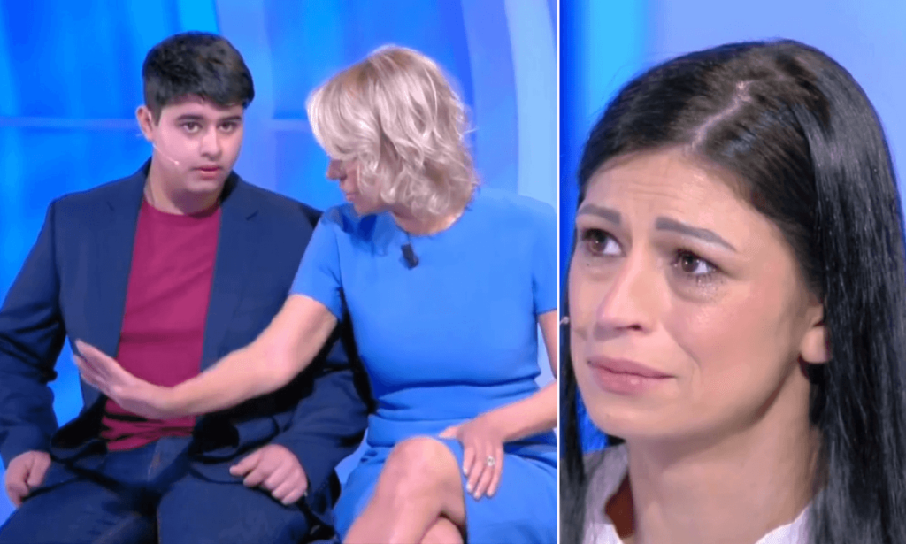 Mamma abbandona figlio, lui non apre la busta a C'è posta per te, il video