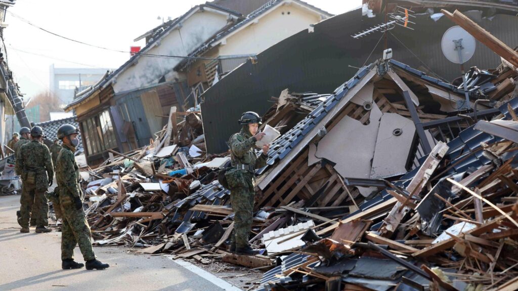 Terremoto di Capodanno in Giappone: donna trovata viva sotto le macerie di un'abitazione