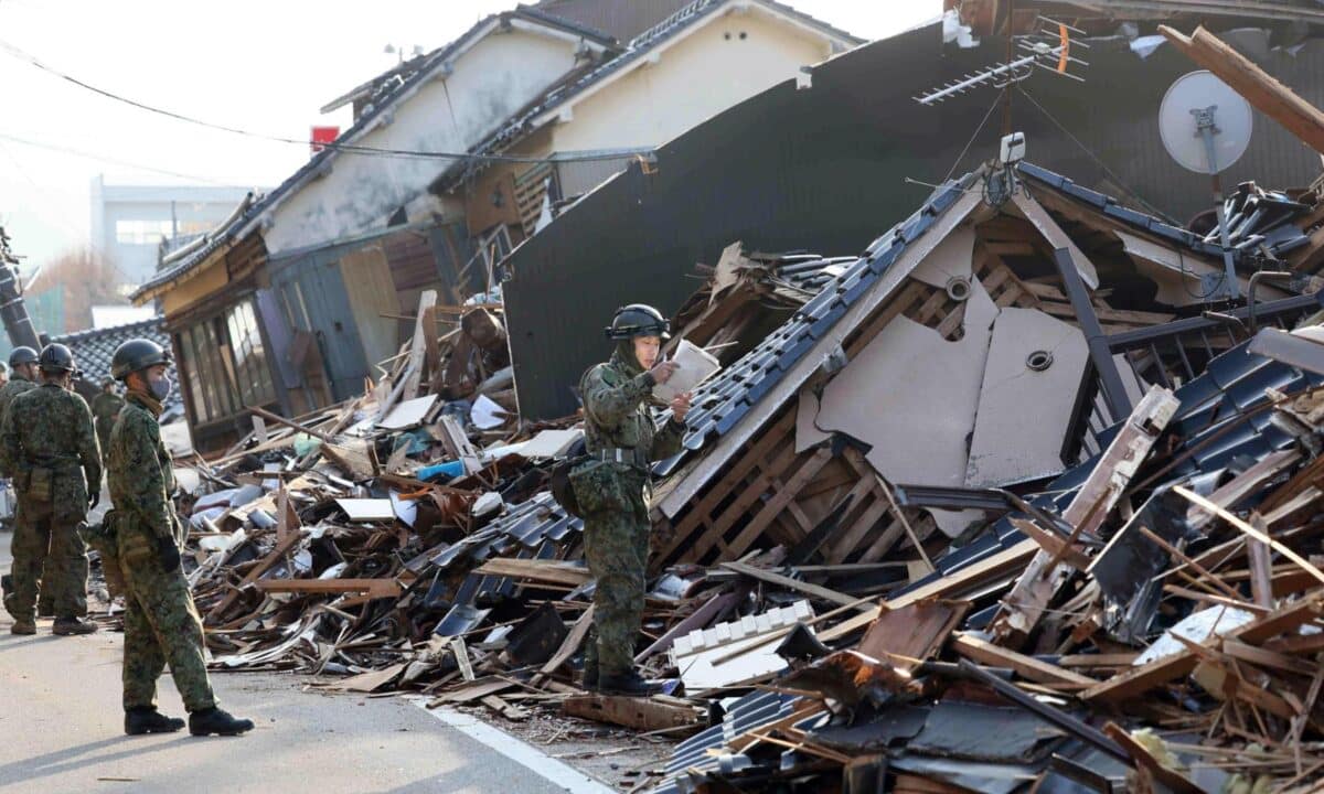 Terremoto di Capodanno in Giappone: donna trovata viva sotto le macerie di un'abitazione