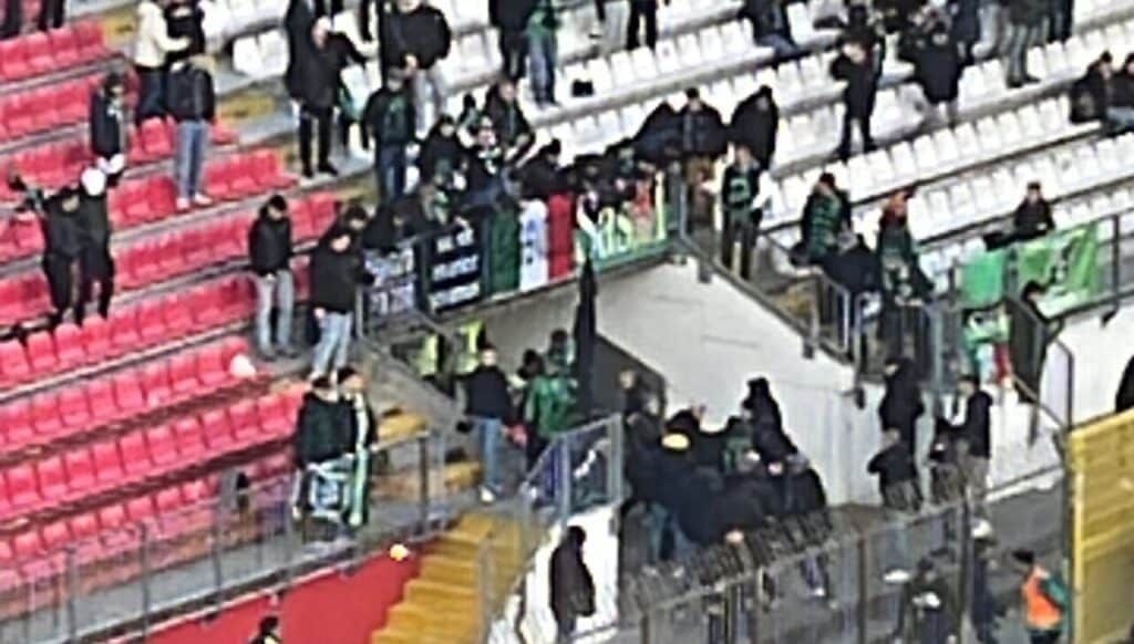 Tragedia durante la partita Monza-Sassuolo: tifoso precipita dagli spalti