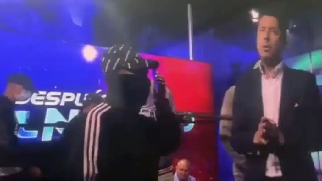 Un commando armato ha fatto irruzione nello studio televisivo mentre andava in onda la diretta