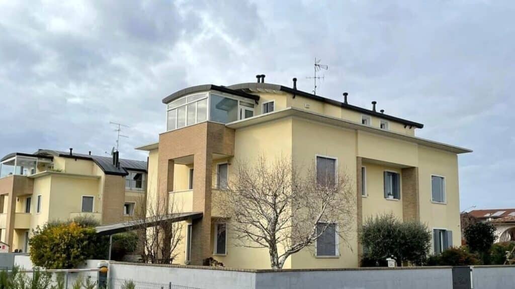 bambina lanciata balcone padre