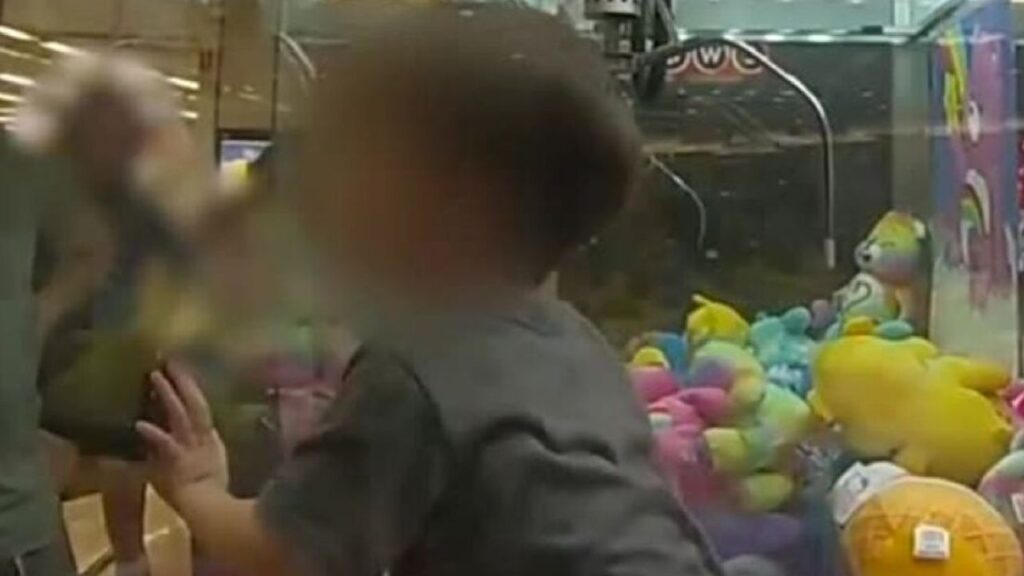 Il piccolo si era intrufolato all'interno del macchinario di Hello Kitty attraverso lo scivolo da cui scendevano solitamente i premi da ritirare