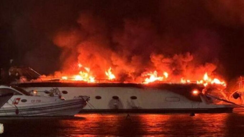 Incendio a San Felice Circeo, yacht e barche a fuoco