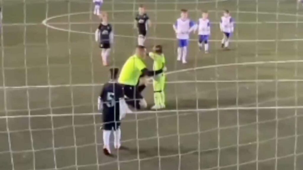 L'arbitro, in quel preciso momento, ha preferito vestire la canotta del genitore piuttosto che quella di giudice di gara [VIDEO]