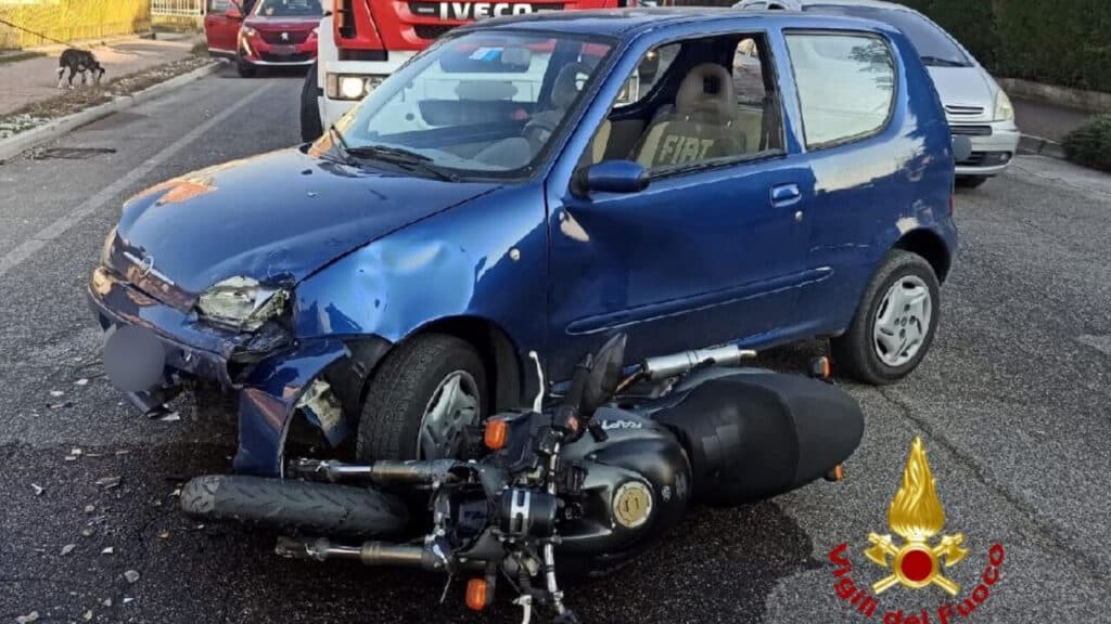 Incidente a Lavagno: scontro tra un'auto e una moto: ferita una persona