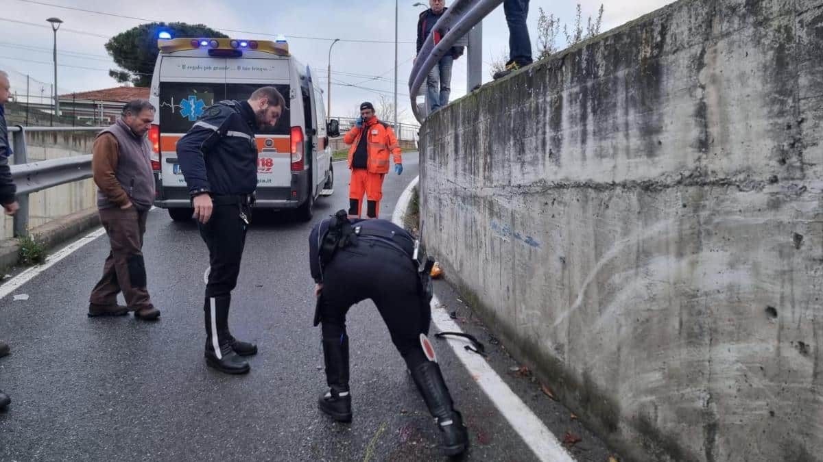 Incidente a Sanremo, fratelli investiti da un camion: salva la 15enne