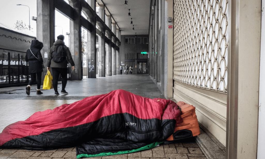 Molla tutto e va in Giappone 'Addio', ma oggi è una senzatetto, il caso