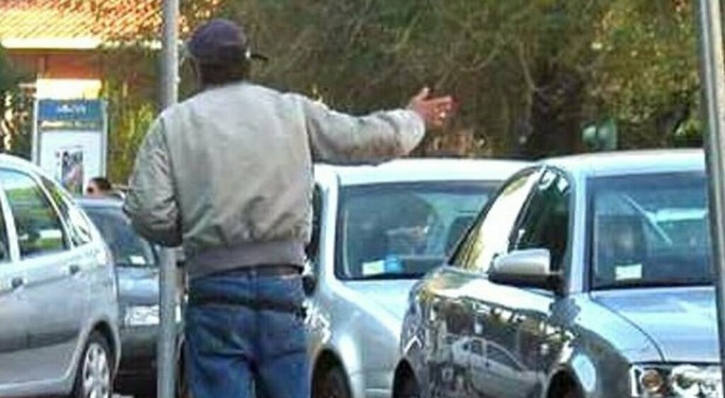 Nonostante l'automobilista avesse pagato regolarmente il biglietto per la sosta, il parcheggiatore era piuttosto oppressivo. Pretendeva l'obolo per il "servizio" affermando che "qualcosa gli andava dato."