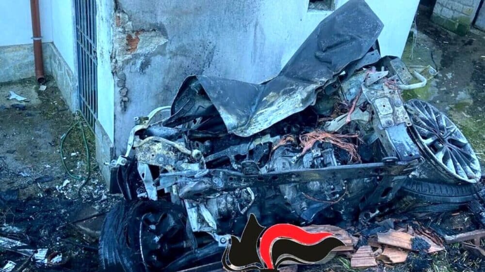 Perde il controllo dell'auto e vola da un dirupo per sette metri: 23enne ricoverato