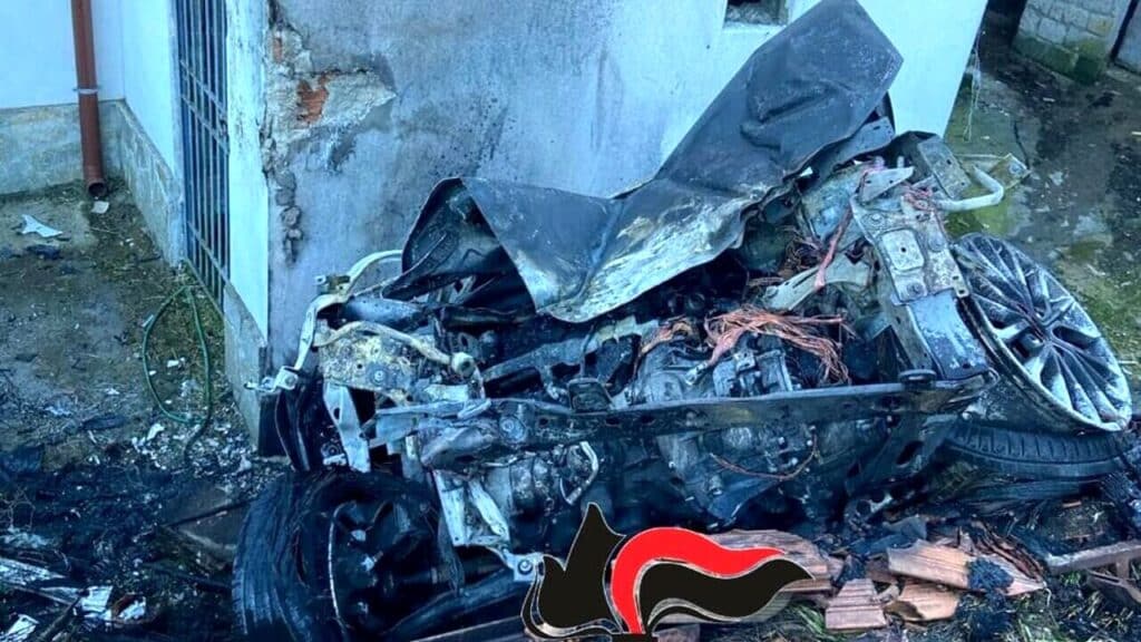 Perde il controllo dell'auto e vola da un dirupo per sette metri: 23enne ricoverato