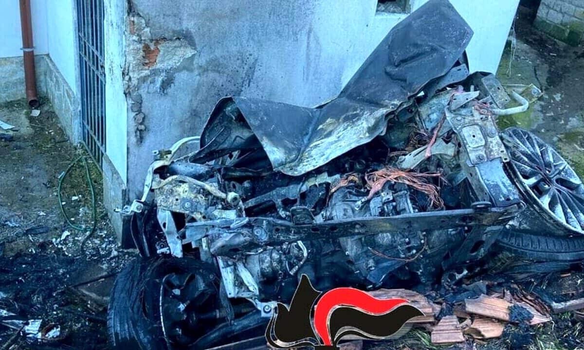 Perde il controllo dell'auto e vola da un dirupo per sette metri: 23enne ricoverato